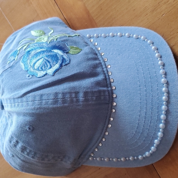 Time and Tru Women’s Cap with Rose - Picture 1 of 8